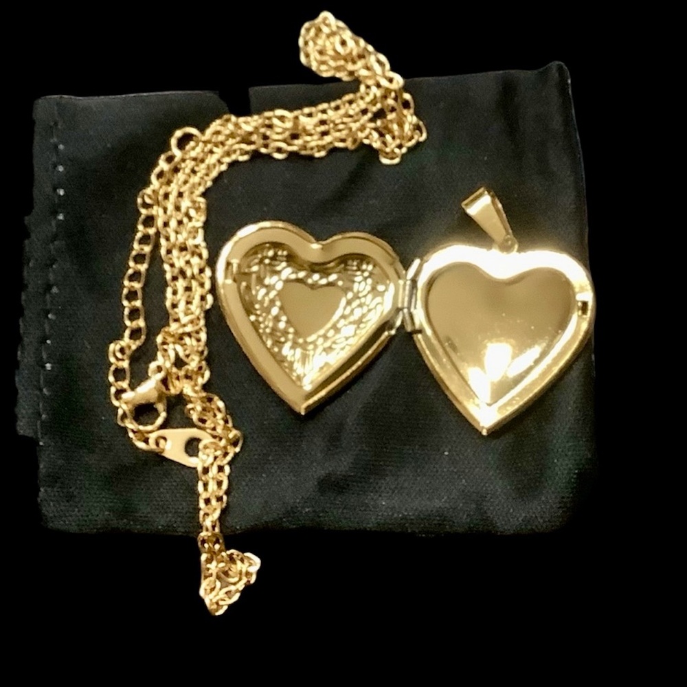 💥2/$24 or 3/$30💥 Gold Heart Photo Pendant Necklace.
